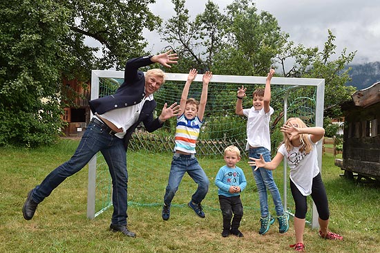 Gerhard Leininger und Traumzeit Kinder @ Traumzeit im Stanglwirt mit Alexandra Polzin, Ayse Auth und Maria Hauser und dem Verein Traumzeit e.V. im Biohotel Stanglwirt Going bei Kitzbühel am 08.07.2019 (©Foto: BrauerPhotos / G. Nitschke )